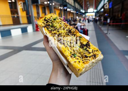 Zapiekanka - pain grillé polonais traditionnel avec fromage et champignons, Wroclaw, Pologne Banque D'Images