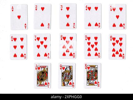 Une combinaison complète de coeurs jouant aux cartes sur un fond blanc. Banque D'Images