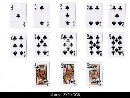 Un costume complet de clubs jouant aux cartes sur un fond blanc. Banque D'Images