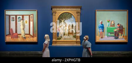 The National Gallery, Londres, Royaume-Uni. 6 août 2024. Deux chefs-d'œuvre de David Hockney (né en 1937) qui présentent des reproductions du baptême du Christ de Piero della Francesca (vers 1437-45) sont exposés à la Galerie nationale de chaque côté de la peinture originale de la Renaissance. De gauche à droite : David Hockney, regarder des images sur un écran, 1977. Huile sur toile. Collection privée ; Piero della Francesca, le baptême du Christ, probablement vers 1437-1445. Tempera aux œufs sur peuplier. The National Gallery, Londres ; David Hockney, mes parents, 1977. Peinture à l'huile sur toile. Tate. Crédit : Malcolm Park/Alamy Live News Banque D'Images