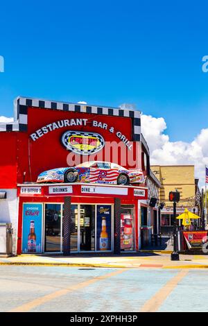 Extérieur du Cruisin Cafe - Restaurant sur le thème de la course Daytona 500 avec voiture de course, Daytona Beach, Floride, États-Unis Banque D'Images