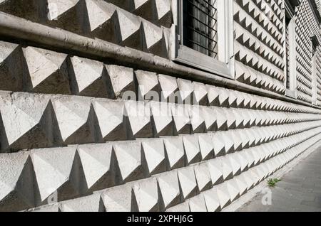 Rustication des diamants sur le Palazzo dei Diamanti (1493) abritant la Pinacothèque Nazionale di Ferrara (Galerie nationale de peinture de Ferrare), Ferrare, Italie Banque D'Images