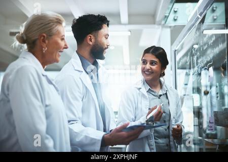 Réunion, mur de verre et équipe de scientifiques en laboratoire pour l'innovation pharmaceutique avec plan d'essai de médicament. Discussion, gestionnaire et étudiants biomédicaux avec Banque D'Images