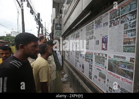 Dhaka, Bangladesh. 06 août 2024. Man lit un journal à la suite de la démission du premier ministre, à Dhaka, Bangladesh, le 6 août 2024. Dans un discours à la nation, le chef d'état-major de l'armée, le général Waker-Uz-Zaman, a annoncé le 5 août que le premier ministre Sheikh Hasina avait démissionné après des semaines de troubles et qu'un gouvernement intérimaire serait formé pour diriger le pays. Un nouveau couvre-feu à partir de 18h00 crédit : Abaca Press/Alamy Live News Banque D'Images