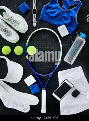 Vue de dessus, équipement de fitness et équipement de tennis, chaussures et montre intelligente sur fond noir plat. Ci-dessus, des outils et raquette de sport, des balles et de l'eau Banque D'Images