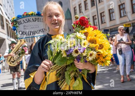 Münchner Kindl an der Spitze des Festumzugs zum Gärtnerjahrtag dans München, 6. Août 2024 Deutschland, München, 6. Août 2024, Münchner, Gärtnerjahrtag Kindl mit Blumen an der Spitze des Festumzugs durch die Innenstadt, hier am Rindermarkt, dahinter die Blaskapelle Odelzhausen, tradition, Brauchtum, *** Münchner Kindl à la tête du défilé pour la Journée des jardiniers à Munich, 6 août 2024 Allemagne, Munich, 6 août, 2024, Journée des jardiniers, Münchner Kindl avec des fleurs à la tête de la parade à travers le centre-ville, ici au Rindermarkt, derrière eux la fanfare Odelzhausen, tradition, Cu Banque D'Images