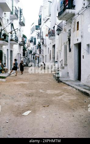 Bâtiments blanchis à la chaux et rue de terre non faite dans la ville d'Ibiza, Ibiza, Îles Baléares, Espagne 1967 Banque D'Images