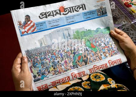 Dhaka, Dhaka, Bangladesh. 6 août 2024. À Dhaka, au Bangladesh, une femme lit la première page d'un journal sur la chute du gouvernement Hasina, un jour après que le premier ministre du Bangladesh, SHEIKH HASINA, a été évincé par des manifestants antigouvernementaux. Les dirigeants étudiants au Bangladesh, le 6 août, ont demandé au lauréat du prix Nobel Muhammad Yunus de diriger un gouvernement intérimaire, un jour après que l'armée a pris le contrôle alors que des manifestations de masse ont forcé le dirigeant de longue date Sheikh Hasina à fuir le pays. (Crédit image : © Joy Saha/ZUMA Press Wire) USAGE ÉDITORIAL SEULEMENT! Non destiné à UN USAGE commercial ! Banque D'Images