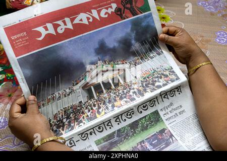 Dhaka, Dhaka, Bangladesh. 6 août 2024. À Dhaka, au Bangladesh, une femme lit la première page d'un journal sur la chute du gouvernement Hasina, un jour après que le premier ministre du Bangladesh, SHEIKH HASINA, a été évincé par des manifestants antigouvernementaux. Les dirigeants étudiants au Bangladesh, le 6 août, ont demandé au lauréat du prix Nobel Muhammad Yunus de diriger un gouvernement intérimaire, un jour après que l'armée a pris le contrôle alors que des manifestations de masse ont forcé le dirigeant de longue date Sheikh Hasina à fuir le pays. (Crédit image : © Joy Saha/ZUMA Press Wire) USAGE ÉDITORIAL SEULEMENT! Non destiné à UN USAGE commercial ! Banque D'Images