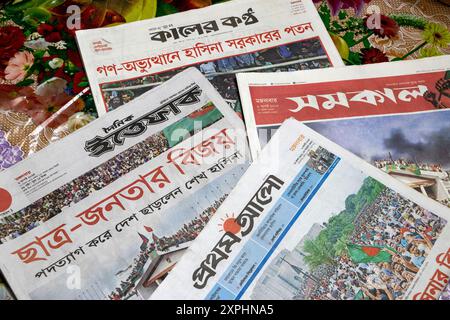 Dhaka, Dhaka, Bangladesh. 6 août 2024. À Dhaka, au Bangladesh, les premières pages des journaux nationaux sur la chute du gouvernement Hasina, un jour après que le premier ministre du Bangladesh SHEIKH HASINA ait été évincé par des manifestants antigouvernementaux. Les dirigeants étudiants au Bangladesh, le 6 août, ont demandé au lauréat du prix Nobel Muhammad Yunus de diriger un gouvernement intérimaire, un jour après que l'armée a pris le contrôle alors que des manifestations de masse ont forcé le dirigeant de longue date Sheikh Hasina à fuir le pays. (Crédit image : © Joy Saha/ZUMA Press Wire) USAGE ÉDITORIAL SEULEMENT! Non destiné à UN USAGE commercial ! Banque D'Images