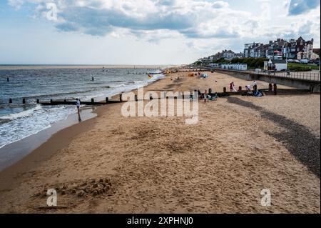 Southwold plage avec la ville au loin, Suffolk, Royaume-Uni. Vacances, bord de mer, vacances. Traditionnel. Bord de mer anglais. Huttes en bois. Banque D'Images