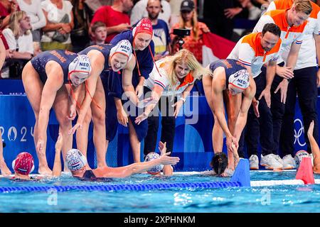 PARIS, FRANCE - 6 AOÛT : Iris Wolves des pays-Bas, Vivian Sevenich des pays-Bas, Simone van de Kraats des pays-Bas, la gardienne Sarah Buis des pays-Bas, Bente Rogge des pays-Bas, Lola Moolhuijzen des pays-Bas, Lieke Rogge des pays-Bas, Nina Ten Broek des pays-Bas, Ineke Yperlaan, entraîneur adjoint Richard van Eck des pays-Bas, entraîneur-chef Eva GRE Doudesis des pays-Bas célébrant la victoire lors du match Water Polo - Jeux Olympiques Paris 2024 entre les pays-Bas et l'Italie le jour 11 à la Défense le 6 août 2024 à Paris, France. (Photo Banque D'Images