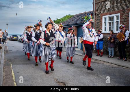 Danseurs Morris à East Street, Southwold, Suffolk. Danse folklorique anglaise traditionnelle. Culture. Folk Banque D'Images