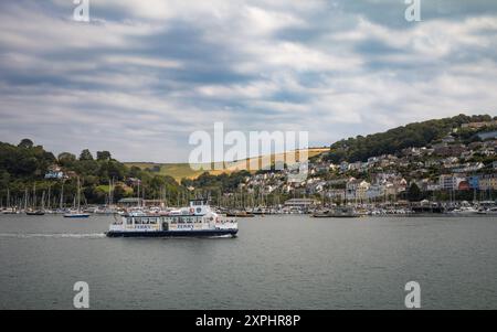 Le Kingswear Ferry transporte des passagers sur l'estuaire de la rivière Dart à Dartmouth, Devon, Royaume-Uni Banque D'Images