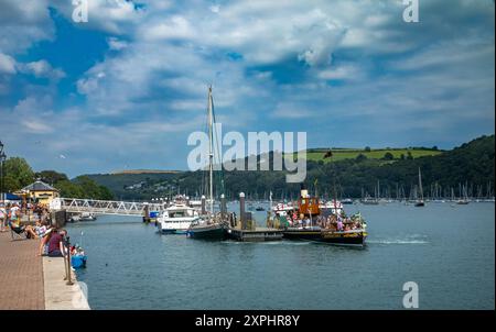 Construit en 1924, le Kingswear Castle, le dernier bateau à aubes fluvial du Royaume-Uni, part de sa jetée sur l'estuaire de la rivière Dart à Dartmouth, Devon, Royaume-Uni Banque D'Images