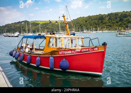 Dittisham Ferry part de sa jetée sur l'estuaire de la rivière Dart à Dartmouth, Devon, Royaume-Uni Banque D'Images