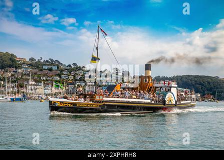 Construit en 1924, le Kingswear Castle est le dernier bateau à aubes fluvial du Royaume-Uni, sur l'estuaire de la rivière Dart à Dartmouth, Devon, Royaume-Uni Banque D'Images