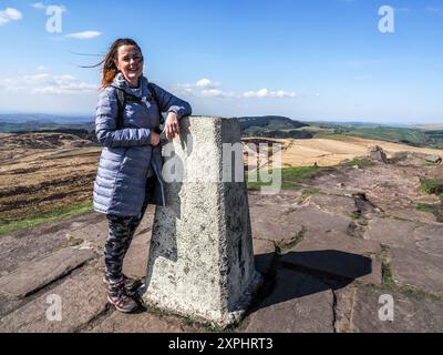 Walker au pic de Shutlingsloe, Macclesfield Forest Cheshire, Angleterre. Banque D'Images