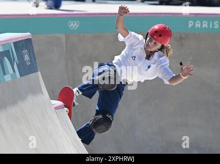 Paris, France. 6 août 2024. La française Nana Taboulet participe aux prélimes de skateboard du parc féminin aux Jeux Olympiques de Paris 2024 à Paris, France, le 6 août 2024. Crédit : Cheng min/Xinhua/Alamy Live News Banque D'Images