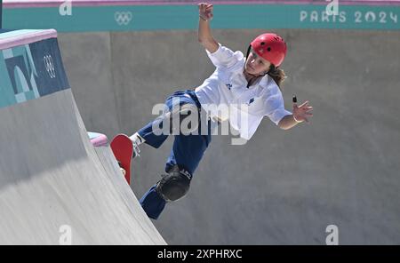 Paris, France. 6 août 2024. La française Nana Taboulet participe aux prélimes de skateboard du parc féminin aux Jeux Olympiques de Paris 2024 à Paris, France, le 6 août 2024. Crédit : Cheng min/Xinhua/Alamy Live News Banque D'Images