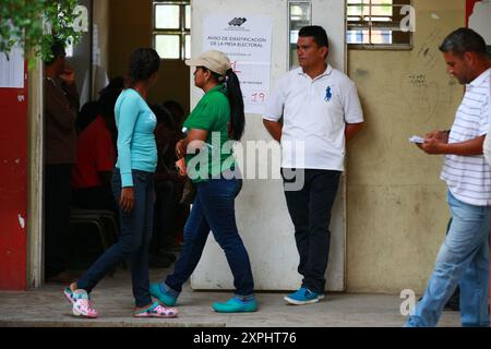 Maracaibo, Venezuela. 05-20-2018. Les Vénézuéliens viennent au centre de vote pour voter. Photo par : Jose Isaac Bula Urrrutia. Banque D'Images