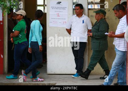 Maracaibo, Venezuela. 05-20-2018. Les Vénézuéliens viennent au centre de vote pour voter. Photo par : Jose Isaac Bula Urrrutia. Banque D'Images