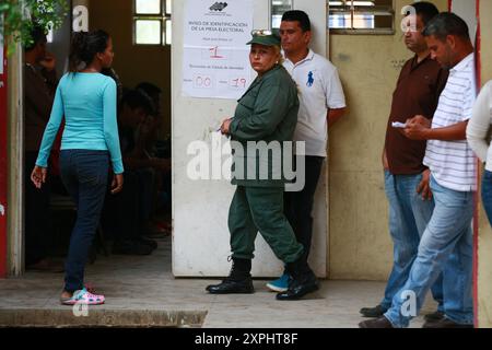 Maracaibo, Venezuela. 05-20-2018. Les Vénézuéliens viennent au centre de vote pour voter. Photo par : Jose Isaac Bula Urrrutia. Banque D'Images