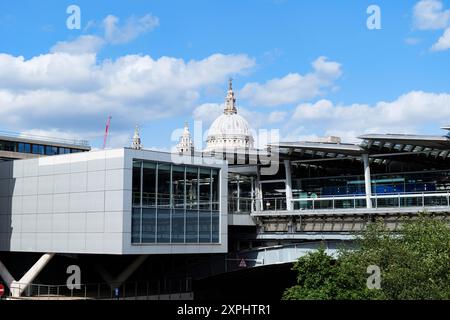 Londres - 06 10 2022 : détail de la gare Blackfriars et du dôme de la cathédrale de Paul en arrière-plan Banque D'Images