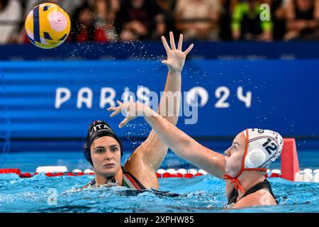 Paris, France. 06 août 2024. Giuditta Galardi, d’Italie, et Nina Ten Broek, des pays-Bas, lors du match féminin de water-polo entre l’équipe des pays-Bas (casquettes blanches) et l’équipe d’Italie (casquettes bleues) des Jeux Olympiques de Paris 2024 à la Defense Arena à Paris (France), le 6 août 2024. Crédit : Insidefoto di andrea staccioli/Alamy Live News Banque D'Images