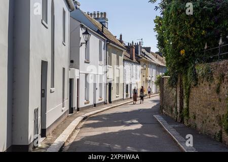 Fowey belle station balnéaire dans le sud-ouest de Cornwall, Angleterre, Royaume-Uni. Les rues étroites et les bâtiments résidentiels blanchis à la chaux brillent par temps merveilleux Banque D'Images