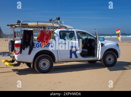 RNLI en service sur Watergate Bay, gardant une surveillance attentive pour tout accident et prêt pour des sauvetages rapides. Soyez fiers de ces bénévoles qualifiés pour leur travail Banque D'Images