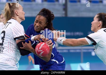 Lille, France. 6 août 2024. Estelle Nze Minko (C) de l'équipe France participe au quart de finale féminin de handball entre la France et l'Allemagne aux Jeux Olympiques de Paris 2024 à Lille, France, le 6 août 2024. Crédit : Meng Dingbo/Xinhua/Alamy Live News Banque D'Images