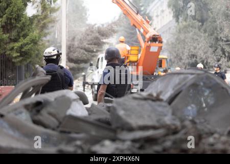 Kharkiv, Ukraine. 06 août 2024. Attaque russe dans le district de Shevchenkivskyi dans le centre de Kharkiv, Ukraine, le 5 août 2024. Les occupants ont tiré avec Iskander vers 10 heures du matin. Les médecins ont soigné au moins cinq civils blessés. Deux femmes ont été hospitalisées pour une intervention chirurgicale, les autres ont été traitées en ambulatoire. Une polyclinique, des voitures et d'autres infrastructures civiles ont été endommagées. Les agents de la force publique travaillent sur les lieux pour enregistrer un autre crime de l'occupant. Photo de Yevhen Titov/ABACAPRESS. COM Credit : Abaca Press/Alamy Live News Banque D'Images