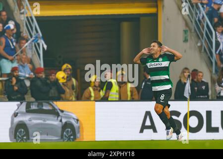 Aveiro, Portugal. 03 août 2024. Pedro Goncalves (Sporting CP) célèbre le match Supertaca Candido de Oliveira 2024 entre le Sporting CP et le FC Porto à l’Estadio Municipal de Aveiro. Score final ; Sporting CP 3:4 FC Porto. (Photo de Maciej Rogowski/SOPA images/Sipa USA) crédit : Sipa USA/Alamy Live News Banque D'Images