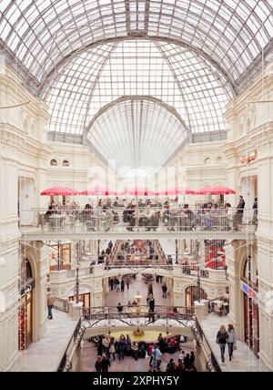 Vue intérieure de l'emblématique grand magasin GUM situé sur la place Rouge à Moscou, capturée en avril 2006. Les acheteurs et les visiteurs explorent les magnifiques détails architecturaux, les hauts plafonds en verre et les galeries marchandes à plusieurs niveaux. Banque D'Images