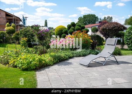 Insektenfreundlicher Garten mit Stauden, wie Phlox, Sonnenbraut und Staudensonnenblume, sowie Formgehölzen. Terasse mit Sonnenliege Bienenfreundlicher Staudengarten *** jardin respectueux des insectes avec des plantes vivaces telles que le phlox, le tournesol et le tournesol vivaces, ainsi que des topiaires terrasse avec chaise longue jardin vivaces pour les abeilles 20240806-DSC 3477 Banque D'Images