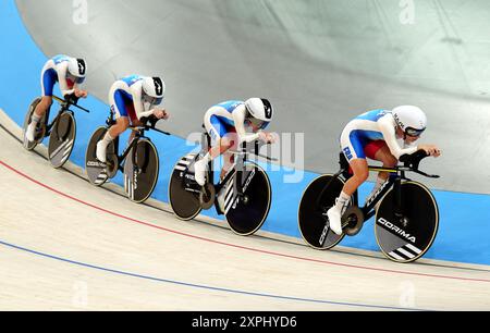 Les françaises Clara Copponi, Valentine Fortin, Marion Borras et Marie le Net lors de la qualification de poursuite par équipe féminine au Vélodrome national de Saint-Quentin-en-Yvelines, le onzième jour des Jeux Olympiques de Paris 2024 en France. Date de la photo : mardi 6 août 2024. Banque D'Images