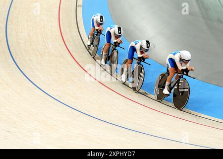 Les françaises Clara Copponi, Valentine Fortin, Marion Borras et Marie le Net lors de la qualification de poursuite par équipe féminine au Vélodrome national de Saint-Quentin-en-Yvelines, le onzième jour des Jeux Olympiques de Paris 2024 en France. Date de la photo : mardi 6 août 2024. Banque D'Images