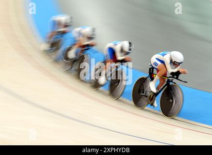 Les françaises Clara Copponi, Valentine Fortin, Marion Borras et Marie le Net lors de la qualification de poursuite par équipe féminine au Vélodrome national de Saint-Quentin-en-Yvelines, le onzième jour des Jeux Olympiques de Paris 2024 en France. Date de la photo : mardi 6 août 2024. Banque D'Images