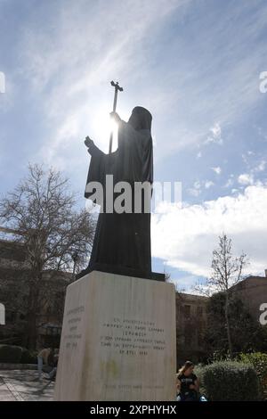 Statue en bronze de l'archevêque Damaskinos Papandreou se dresse au centre de la place Mitropoleos, en face de la cathédrale métropolitaine d'Athènes en Grèce. Banque D'Images