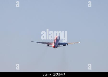 Ein Flugzeug der Fluggesellschaft Condor, Airbus A321-211, Kennung d-AIAB startet vom Flughafen Frankfurt am nach Palma de Mallorca. Flughafen Frankfurt A.M. 06.08.2024 à Francfort A.M. / Deutschland. *** Un avion de la compagnie aérienne Condor, Airbus A321 211 immatriculé d AIAB décolle de l'aéroport Francfort a M à l'aéroport Palma de Majorque Francfort a M le 06 08 2024 à Francfort a M Allemagne Banque D'Images