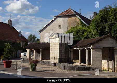 Vue extérieure du lavoir historique à Boult près de Besançon. Boult est une commune située dans le département de la haute-Saône et la région Bourgogne-Franche-C. Banque D'Images