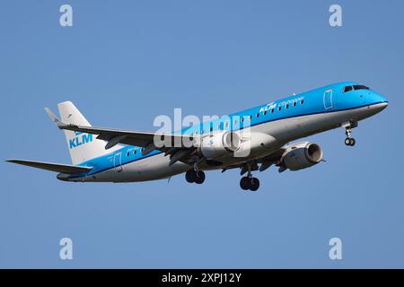 Ein Flugzeug der Fluggesellschaft KLM Cityhopper, Embraer 190STD ERJ-190-100STD, Kennung pH-EZN im Landeanflug auf den Flughafen Frankfurt A.M. Flughafen Frankfurt A.M. AM 06.08.2024 in Frankfurt A.M./Deutschland. *** Un avion de la compagnie aérienne KLM Cityhopper Embraer 190STD ERJ 190 100STD , immatriculation pH EZN à l'approche de l'aéroport de Francfort a M Aéroport de Francfort a M le 06 08 2024 à Francfort a M Allemagne Banque D'Images