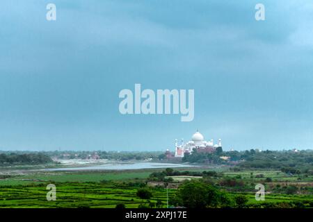 Le Taj Mahal vu depuis le Fort d'Agra Banque D'Images