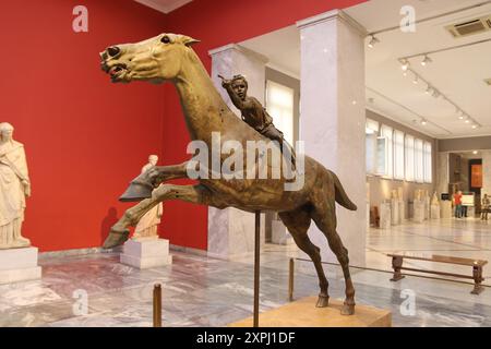 Le Jockey d'Artemision est une grande statue hellénistique en bronze représentant un jeune garçon monté à cheval, datée d'environ 150–140 av. J.-C. et est le Musée archéologique national d'Athènes. Banque D'Images