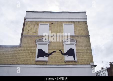 Londres, Royaume-Uni. 6 août 2024. Une nouvelle œuvre d'art, confirmée par Banksy, apparaît sur un mur d'une maison à Chelsea. L'œuvre, représentant une paire d'éléphants, est la deuxième nouvelle œuvre d'art à Londres en deux jours par l'insaisissable artiste de rue. Crédit : Vuk Valcic/Alamy Live News Banque D'Images