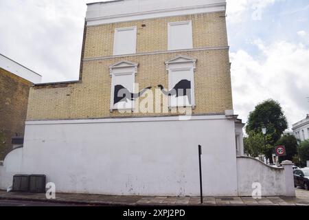 Londres, Royaume-Uni. 6 août 2024. Une nouvelle œuvre d'art, confirmée par Banksy, apparaît sur un mur d'une maison à Chelsea. L'œuvre, représentant une paire d'éléphants, est la deuxième nouvelle œuvre d'art à Londres en deux jours par l'insaisissable artiste de rue. Crédit : Vuk Valcic/Alamy Live News Banque D'Images