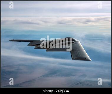 B-2 B2 Stealth Bomber lors d'une mission d'essai de la base aérienne Edwards, Calif. Le vol polaire a permis de s'assurer que le B-2 maintient sa capacité de puissance de combat mondiale dans tous les environnements avec de nouveaux ordinateurs pour la croissance future et des contributions soutenues à la mission de la Force aérienne élargie. (U.S. Air Force photo by Bobbi Zapka) le Northrop B-2 Spirit, également connu sous le nom de bombardier furtif, est un bombardier stratégique lourd américain, doté d'une technologie de furtivité à faible observabilité conçue pour pénétrer les défenses anti-aériennes denses. Une aile volante subsonique avec un équipage de deux, l'avion a été conçu par Northrop. Banque D'Images