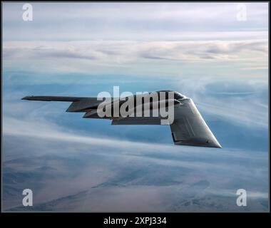 B-2 Stealth Bomber en mission d'essai de la base aérienne Edwards, Calif. Le vol polaire a permis de s'assurer que le B-2 maintient sa capacité de puissance de combat mondiale dans tous les environnements avec de nouveaux ordinateurs pour la croissance future et des contributions soutenues à la mission de la Force aérienne élargie. (U.S. Air Force photo by Bobbi Zapka) le Northrop B-2 Spirit, également connu sous le nom de bombardier furtif, est un bombardier stratégique lourd américain, doté d'une technologie de furtivité à faible observabilité conçue pour pénétrer les défenses anti-aériennes denses. Une aile volante subsonique avec un équipage de deux, l'avion a été conçu par Northrop. Banque D'Images