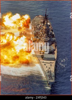 PUISSANCE DE FEU NAVALE UNITED STATES NAVY 1980s Une vue de proue du cuirassé USS IOWA (BB-61) tirant ses canons Mark 7 de 16 pouces / 50 calibres sur le côté tribord lors d'une démonstration de puissance de feu. 1984 Banque D'Images